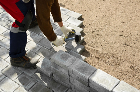 Travailleur-chemin-paves-pave-gris - CAEN-AMENAGEMENTS-EXTERIEURS - Pavage - Caen - 14