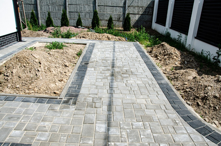 Paves-pave-gris-chemin-maison - CAEN-AMENAGEMENTS-EXTERIEURS - Devis - Caen - 14