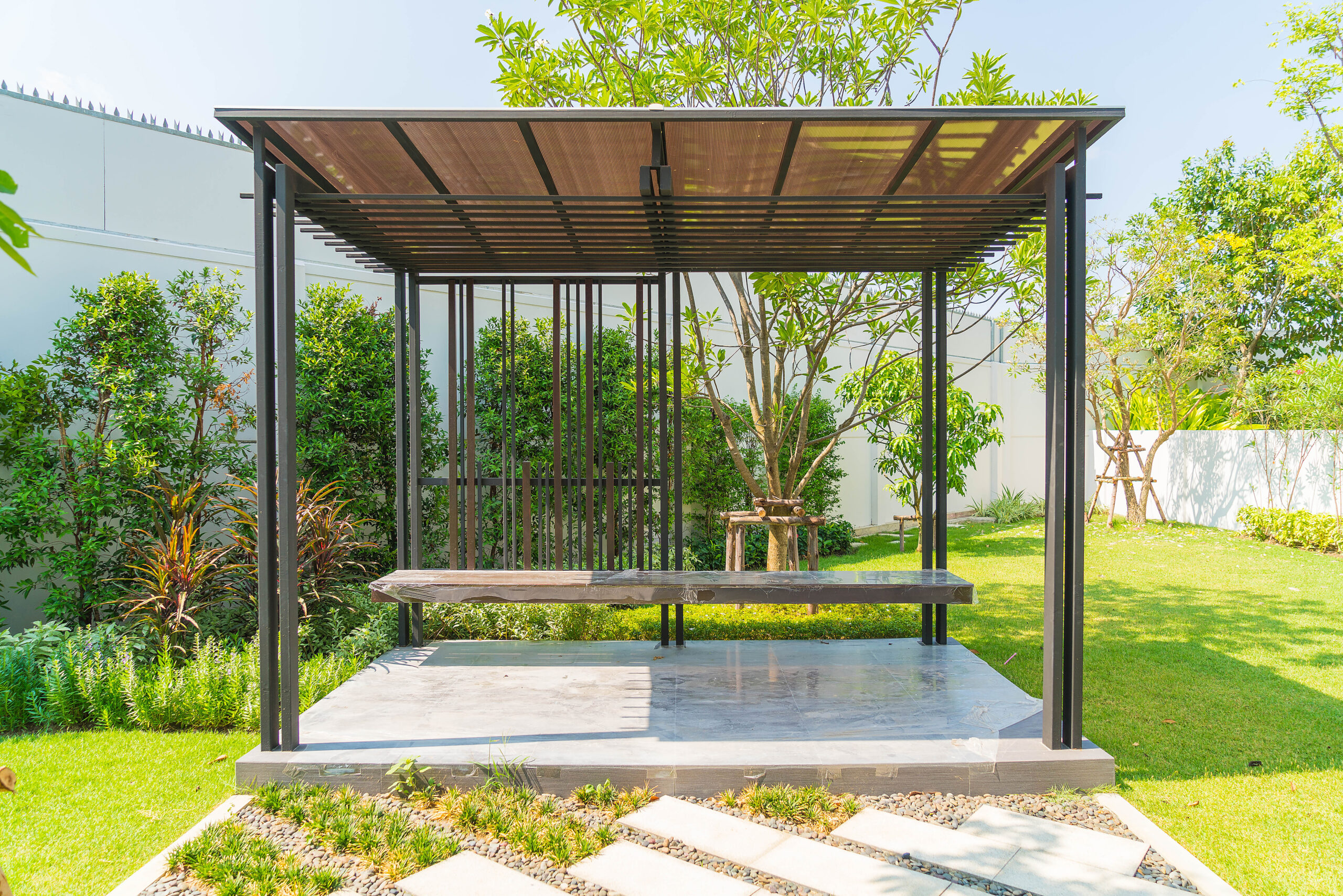 accueil - pavillon - jardin - vide - herbe - bois - métal - pierre - marron - vert - banc -  AMÉNAGEMENT-EXTÉRIEUR - Caen - 14