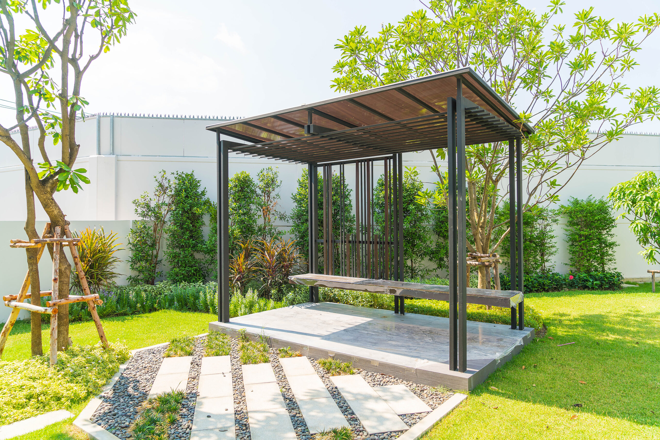 dallage - pavillon - jardin - vide - herbe - bois - métal - pierre - marron - vert - banc - AMÉNAGEMENT-EXTÉRIEUR - Caen - 14