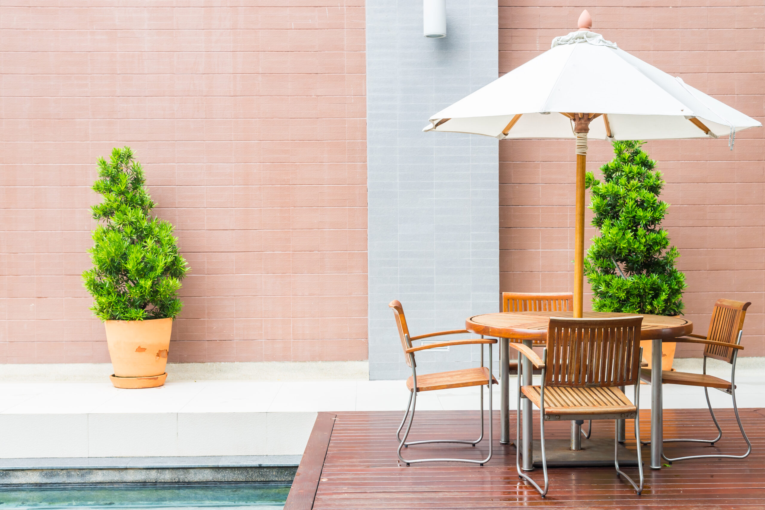 terrasse-extérieur - eau - piscine - table - chaises - plantes - CAEN-AMENAGEMENTS-EXTERIEURS - Caen - 14