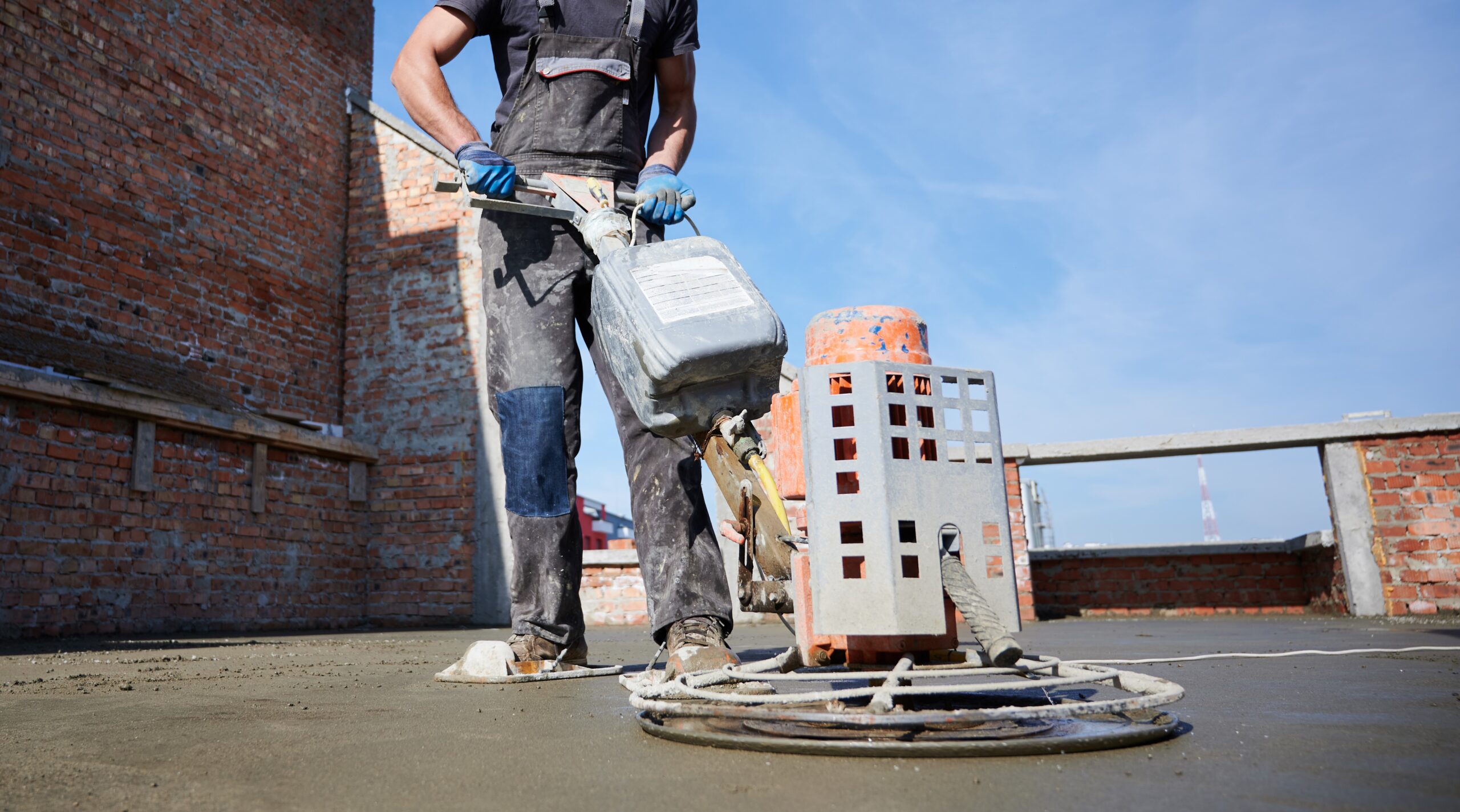 travailleur-utilisant-truelle-mecanique-chantier-construction - CAEN-AMENAGEMENTS-EXTERIEURS - Terrassement - Caen - 14